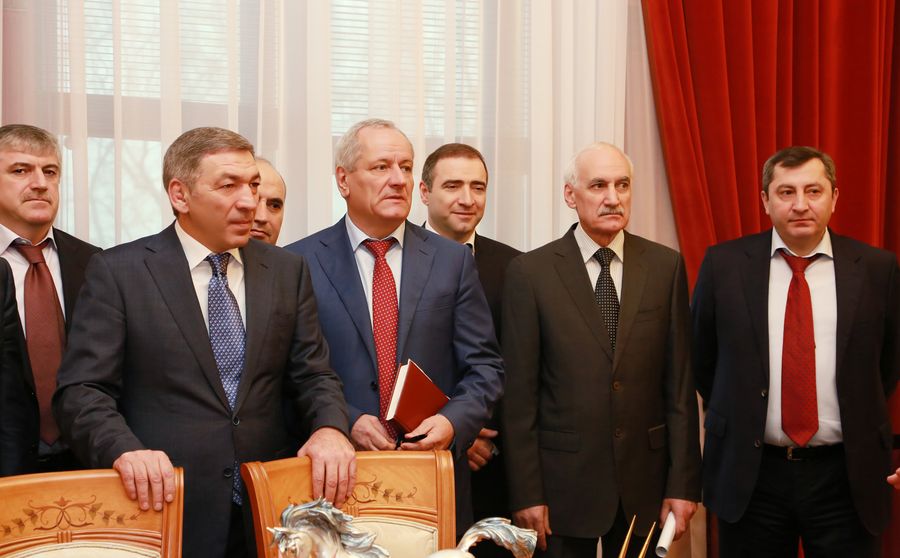 В преддверии Нового года Президент Дагестана Р.Абдулатипов встретился с членами Правительства республики